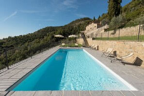 Outdoor pool, pool umbrellas, pool loungers - Casale Pietrenta (Cortona)