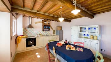 House, 5 Bedrooms | Private kitchen | Full-size fridge, microwave, oven, stovetop