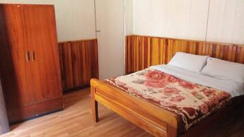 Quarto casal de uso individual, para não fumantes | Cofres nos quartos, escrivaninha, Wi-Fi de cortesia, roupa de cama