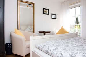 Premium bedding, in-room safe, desk, rollaway beds - Landhaus Lillesand (Esens)