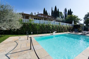 Outdoor pool, pool umbrellas, sun loungers - Villa Tramonto (Magione)