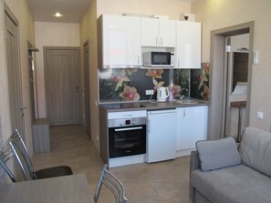 Geladeira, micro-ondas, fogão, cooktop