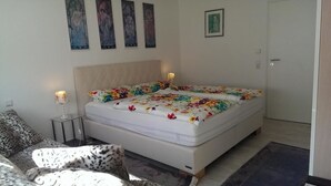 2 habitaciones, escritorio y espacio para trabajar con laptop 