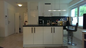 Cafetera/tetera, refrigerador con freezer, horno, placa de cocina