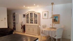 2 habitaciones, escritorio y espacio para trabajar con laptop 