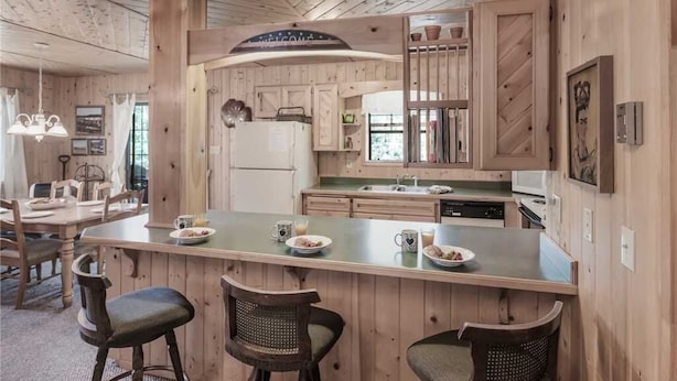 Cabane, plusieurs lits, patio | Cuisine privée | Cafetière/bouilloire, réfrigérateur, micro-ondes, four