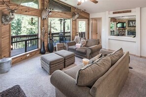 Cabana, várias camas, banheira de imersão, vista para a montanha | Sala de estar | TV de tela plana, lareira