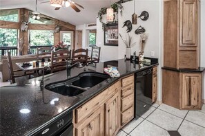 Cabaña, varias camas, hidromasaje, vista a la montaña | Cocina privada | Refrigerador, microondas, horno y parrilla de estufa
