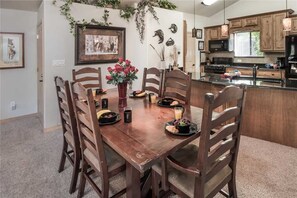 Cabana, várias camas, banheira de imersão, vista para a montanha | Cozinha privada | Geladeira, micro-ondas, fogão, cooktop