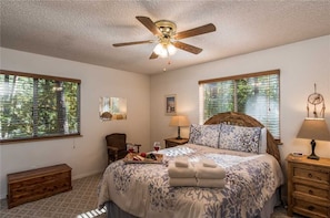 2 bedrooms, free WiFi, bed sheets - A Whispering River - Three Bedroom Cabin with Hot Tub (Ruidoso)