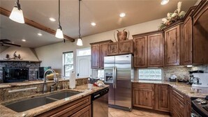 Ferienhütte, Mehrere Betten, Whirlpool, Bergblick | Eigene Küche | Wasserkocher mit Kaffee-/Teezubehör, Kühlschrank, Mikrowelle, Ofen