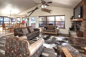 Cabaña, varias camas, hidromasaje, vista a la montaña | Sala de estar | Televisión de pantalla plana, chimenea y reproductor de DVD