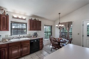 Cabaña, 1 cama Queen size y sofá cama, patio | Cocina privada | Refrigerador, microondas, horno y parrilla de estufa 