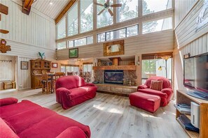 Cabaña, varias camas, hidromasaje | Sala de estar | Televisión de pantalla plana, chimenea y reproductor de DVD