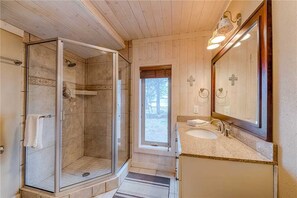 Chalet rustique, Plusieurs lits, baignoire à remous | Salle de bain