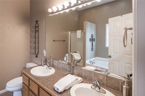 Stuga - flera sängar - bubbelpool - utsikt mot bergen | Badrum