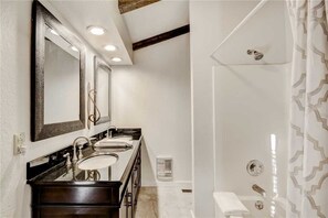 Ferienhütte, Mehrere Betten, Whirlpool, Bergblick | Badezimmer