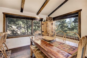 Cabaña, varias camas, hidromasaje, vista a la montaña | Cocina privada | Refrigerador, microondas, horno y parrilla de estufa