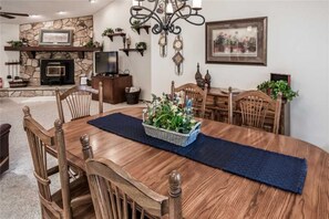 Cabaña, varias camas, patio | Cocina privada | Refrigerador, microondas, horno y parrilla de estufa 