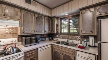Condo, Multiple Beds, Patio, Golf View | Private kitchen | Fridge, microwave, oven, stovetop