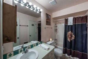 Condo, varias camas, patio, vista al campo de golf | Baño