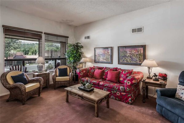 Condo, varias camas, patio, vista al campo de golf | Sala de estar | Televisión, chimenea y reproductor de DVD 