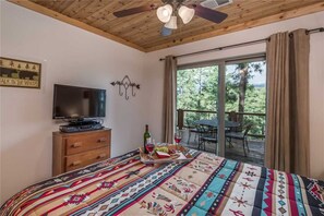 Cabaña, 2 camas Queen size, patio, vista a la montaña | 2 habitaciones, wifi gratis y ropa de cama