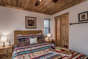 Chalet rustique, 2 grands lits, patio, vue sur la montagne | 2 chambres, accès au Wi-Fi (inclus), literie fournie