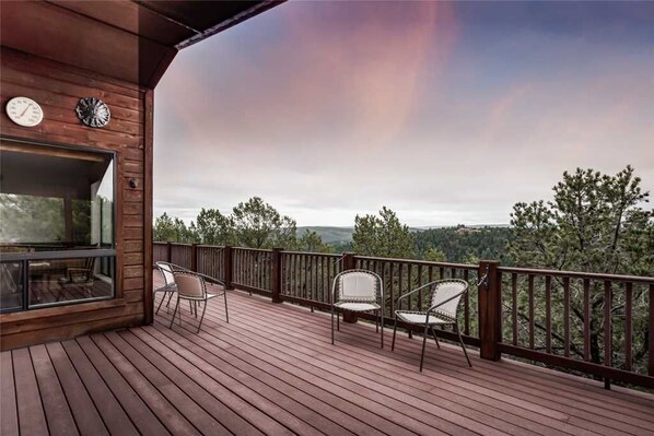 Mökki, useita sänkyjä, patio, vuoristonäköala | Parveke