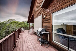 Cabane, plusieurs lits, patio, vue montagne | Balcon