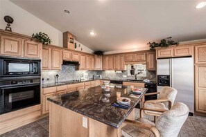 Mökki, useita sänkyjä, patio, vuoristonäköala | Yksityinen keittiö | Jääkaappi, mikroaaltouuni, uuni, liesi