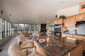 Mökki, useita sänkyjä, patio, vuoristonäköala | Yksityinen keittiö | Jääkaappi, mikroaaltouuni, uuni, liesi