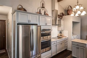 Cabana, várias camas, varanda, vista para a montanha | Cozinha privada | Geladeira, micro-ondas, fogão, cooktop