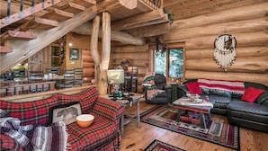 Cabana, várias camas, banheira de imersão, vista para a montanha | Sala de estar