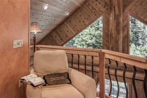 Ferienhütte, Mehrere Betten, Whirlpool, Bergblick | 2 Schlafzimmer, kostenloses WLAN, Bettwäsche