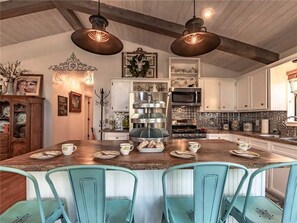 Cabin, Multiple Beds, Patio, Mountain View | Private kitchen | Fridge, microwave, oven, stovetop