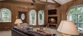 Blue Bear Retreat - Eight Bedroom Cabin