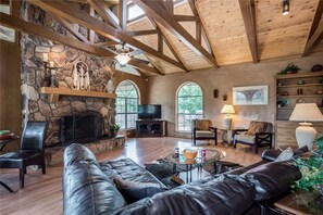 Living room - Blue Bear Retreat - Eight Bedroom Cabin (Ruidoso)