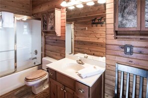 Cabin, Multiple Beds, Hot Tub, Mountain View | Bathroom
