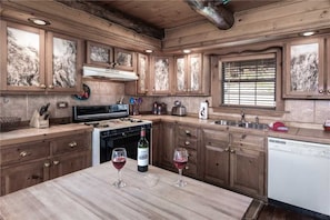 Private kitchen - Buena Vida - Three Bedroom Cabin with Hot Tub (Ruidoso)