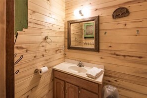 Bathroom - Buffalo Lodge - Seven Bedroom Cabin with Hot Tub (Ruidoso)