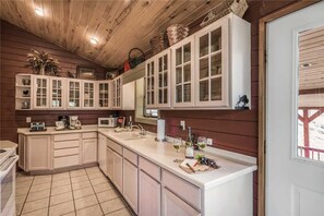Cabaña, varias camas, hidromasaje, vista a la montaña | Cocina privada | Refrigerador, microondas, horno y parrilla de estufa
