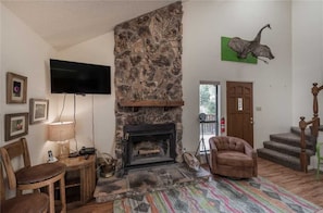 小屋, 多張床, 熱水浴缸, 山景 | 客廳 | 平面電視、壁爐、 DVD 播放機