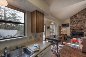 Room - Cabin on the Creek - Three Bedroom Cabin with Hot Tub (Ruidoso)