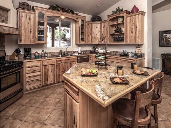 Cabin, Multiple Beds, Hot Tub, Mountain View | Private kitchen | Fridge, microwave, oven, stovetop - Casa Bien - Three Bedroom Cabin with Hot Tub (Ruidoso)