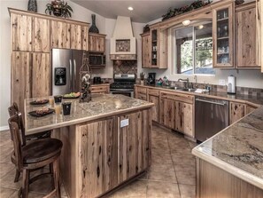 Cabin, Multiple Beds, Hot Tub, Mountain View | Private kitchen | Fridge, microwave, oven, stovetop - Casa Bien - Three Bedroom Cabin with Hot Tub (Ruidoso)