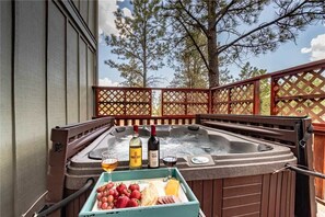 Stuga - flera sängar - bubbelpool - utsikt mot bergen | Spa