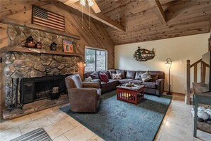 Huisje, meerdere bedden, hot tub, uitzicht op bergen | Woonkamer | Een flatscreentelevisie, een open haard, een dvd-speler en een mp3-dock