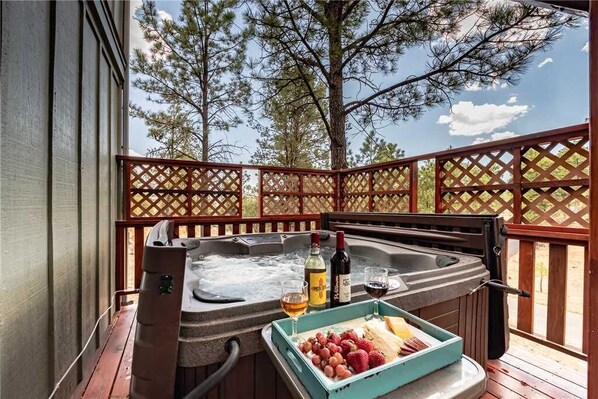 Huisje, meerdere bedden, hot tub, uitzicht op bergen | Balkon