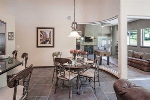 Huisje, meerdere bedden, patio, uitzicht op bergen | Woonkamer | Een flatscreentelevisie en een open haard